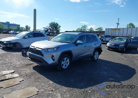 2019 Toyota Rav4 Xle z USA, uszkodzony, nr VIN JTMP1RFV9KD032475